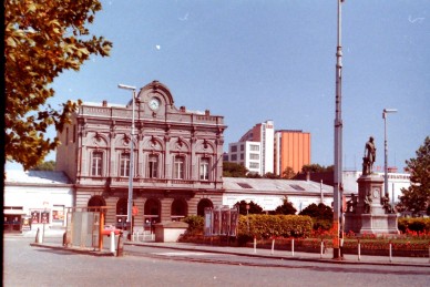 Bxl QL 1989 au fond à g Instit Sces Naturelles -aout.jpg